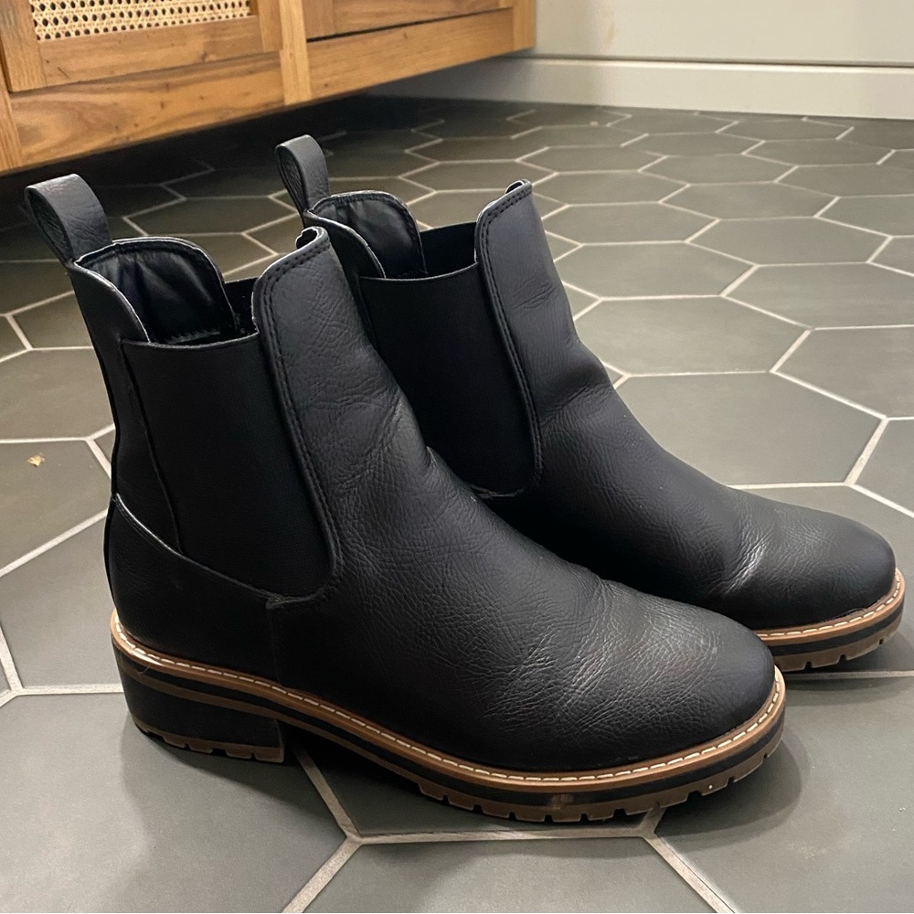 Kensie Chelsea boot. Size 8.